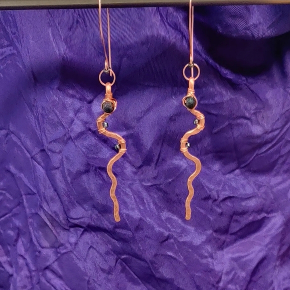 Handcrafted brushed copper earrings with iridescent blue glass beads - Picture 4 of 7